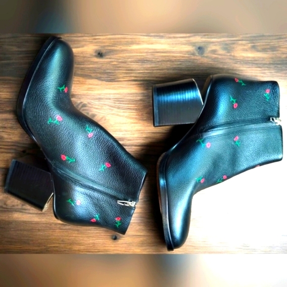 NWT Alexander WANG Gabi Rose Print Black Pebbled Leather Cutout Heel Boots - Picture 2 of 12